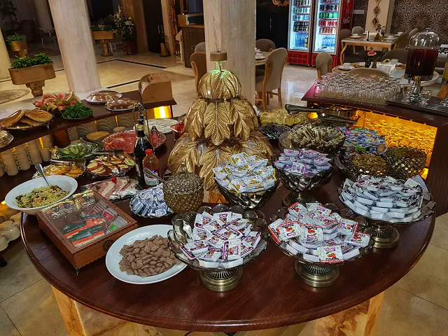 میز بوفه هتل قصر بسطام با شیرینی و خوراکیهای متنوع