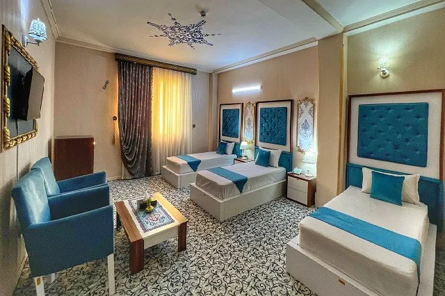 اتاق سهتخته قصر بسطام با دکور آبی
