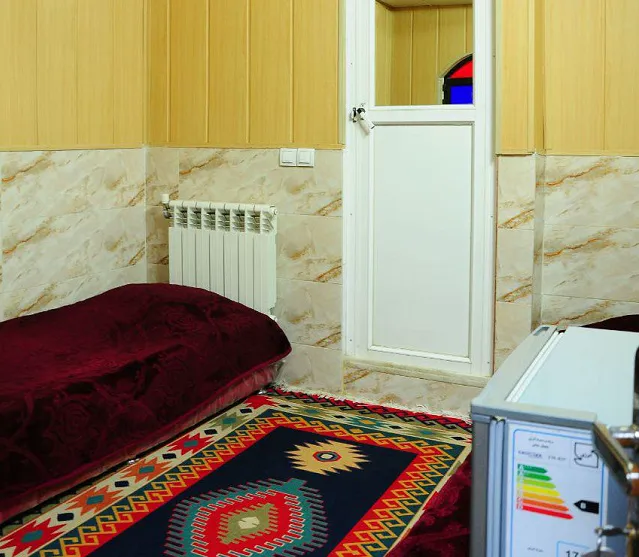 اتاق هتل حیدری با تخت و فرش سنتی