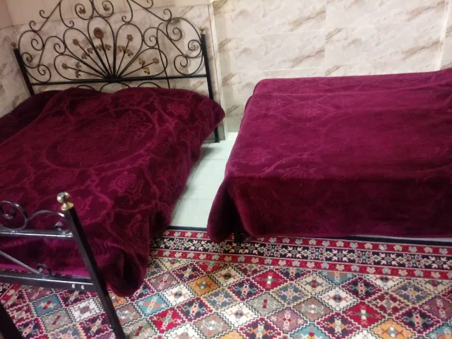 دو تخت فلزی با روتختی زرشکی در هتل حیدری