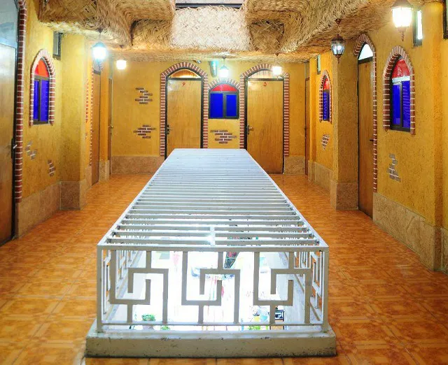 طاقچه‌های آجری اتاق سنتی هتل حیدری