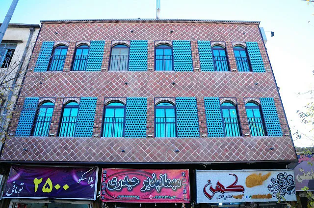 نمای بیرونی مهمانپذیر حیدری با پنجره‌های قوسی