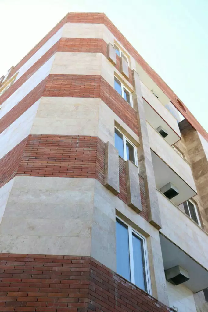 نمای آجری و سنگی ساختمان هتل آسام