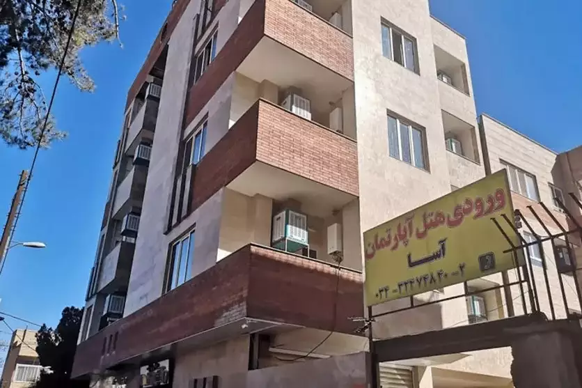 نمای بیرونی هتل آپارتمان آسام با بالکن‌های آجری