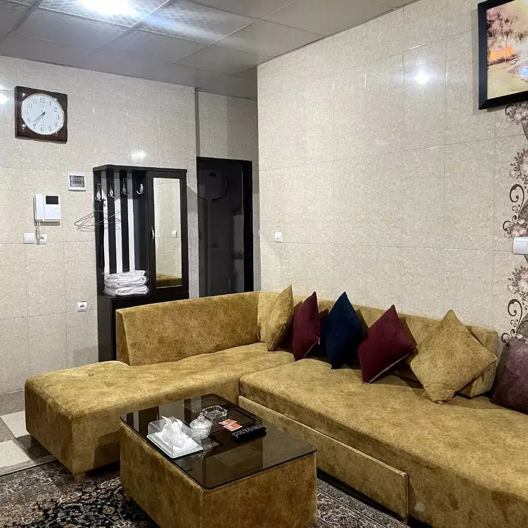 نشیمن هتل آسام با مبل ال‌شکل خردلی