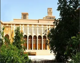 نمای بیرونی تاریخی خانه آقازاده با پنجره‌های قوسی