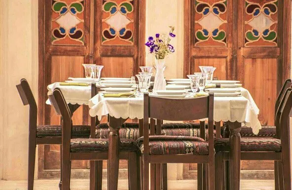 میز غذاخوری و درهای چوبی رنگین خانه آقازاده