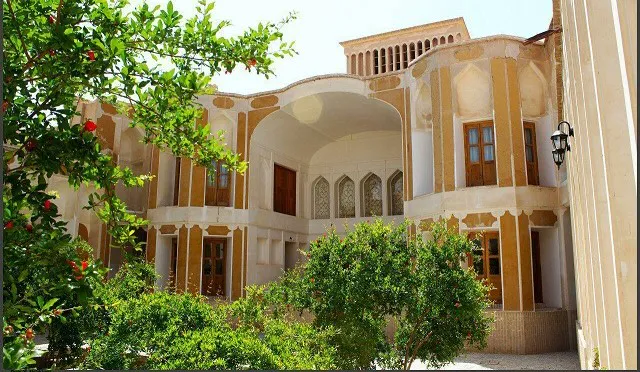 نمای حیاط سرسبز خانه تاریخی آقازاده