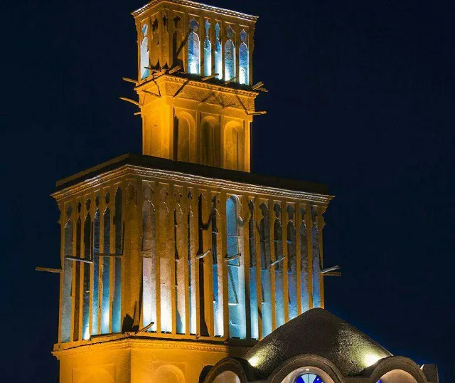 بادگیر روشن خانه تاریخی آقازاده در شب