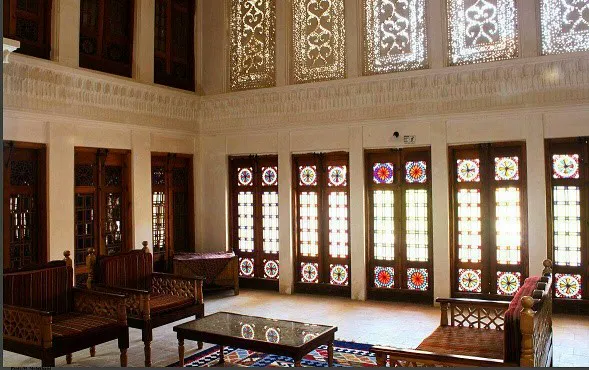 تالار نشیمن با پنجره‌های شیشه‌رنگی خانه آقازاده