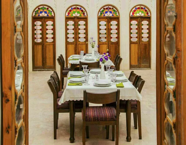 میزهای پذیرایی در تالار سنتی خانه آقازاده