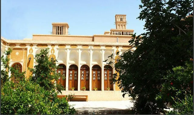 نمای بیرونی تاریخی خانه آقازاده با پنجره‌های قوسی