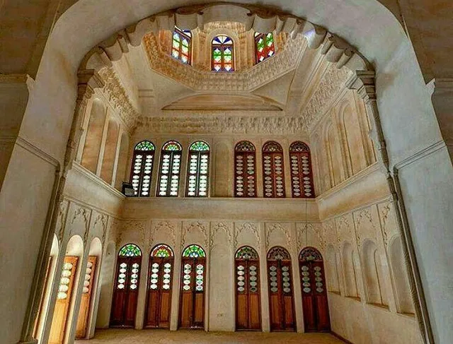تالار تاریخی خانه آقازاده با پنجره‌های رنگی