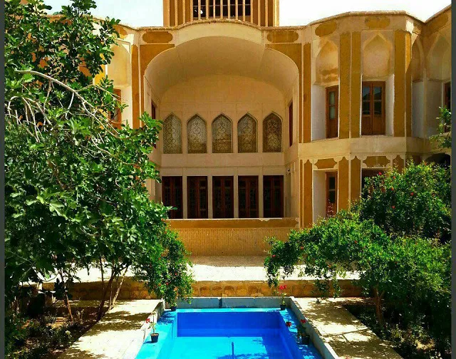 نمای حیاط خانه آقازاده با حوض و درختان