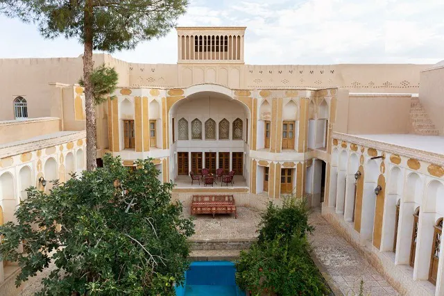 حیاط مرکزی و حوض خانه تاریخی آقازاده
