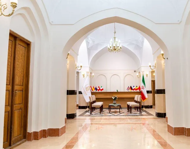 تالار ورودی با طاق و چلچراغ خانه تاریخی آقازاده