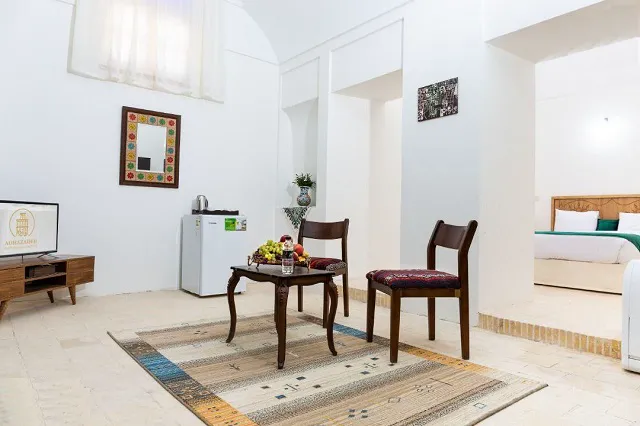 هتل تاریخی خانه آقازاده ابرکوه