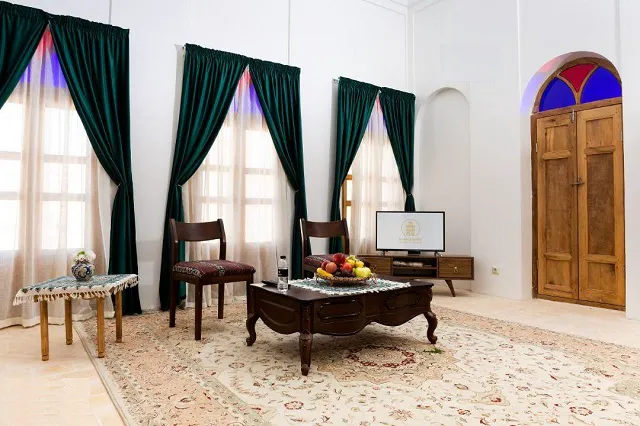 هتل تاریخی خانه آقازاده ابرکوه