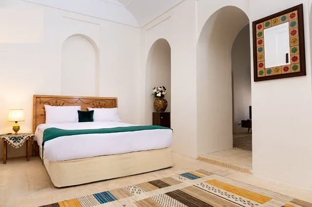 تخت دونفره در اتاق سنتی خانه آقازاده