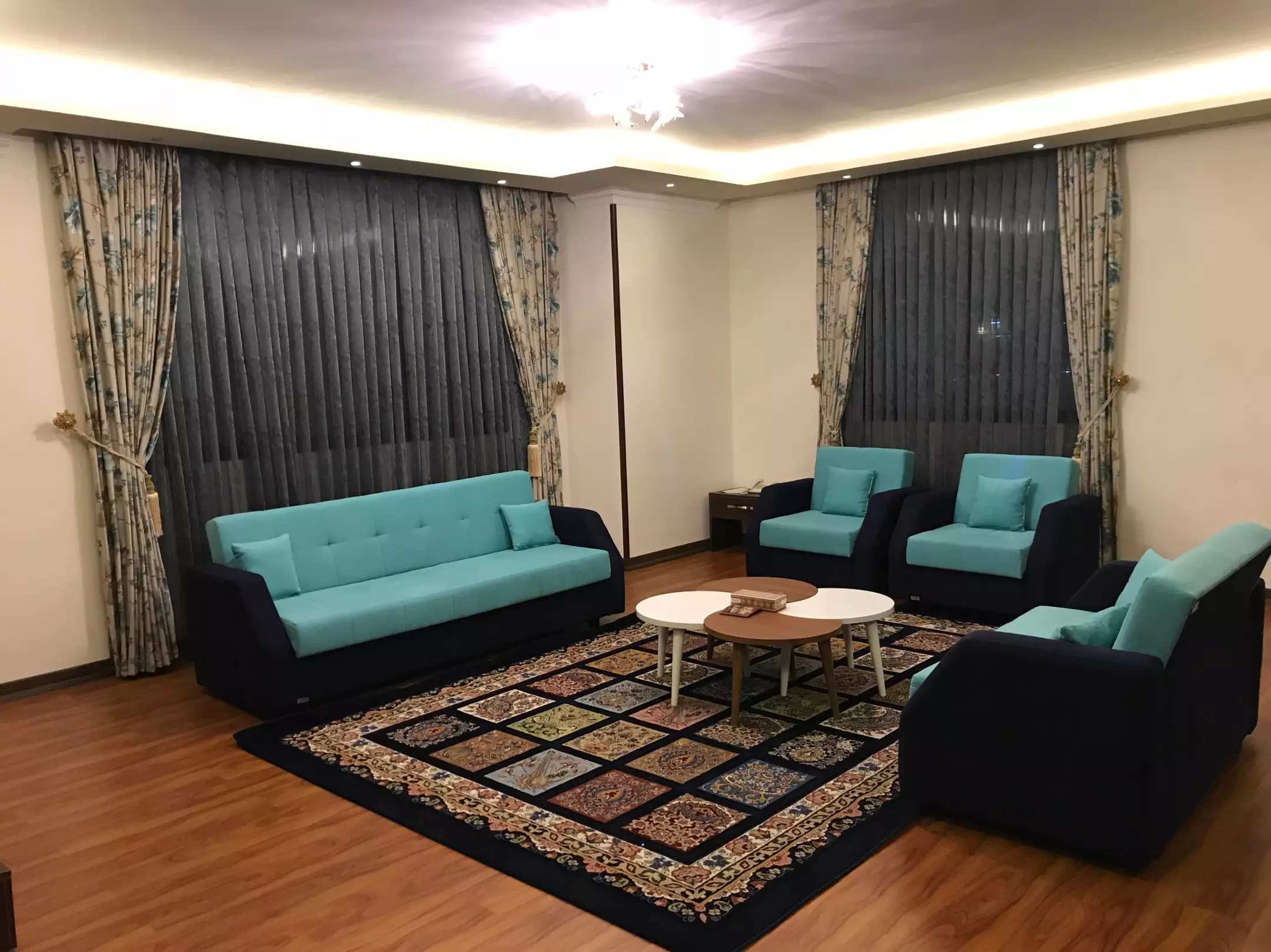نشیمن هتل المپیک شمال با مبلمان فیروزه‌ای
