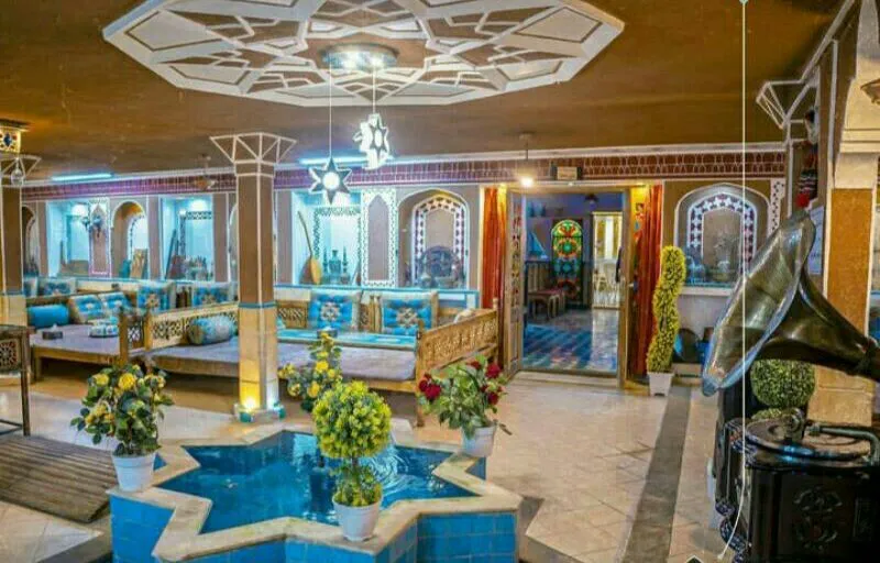 لابی سنتی هتل سینا با حوضچه ستاره‌ای