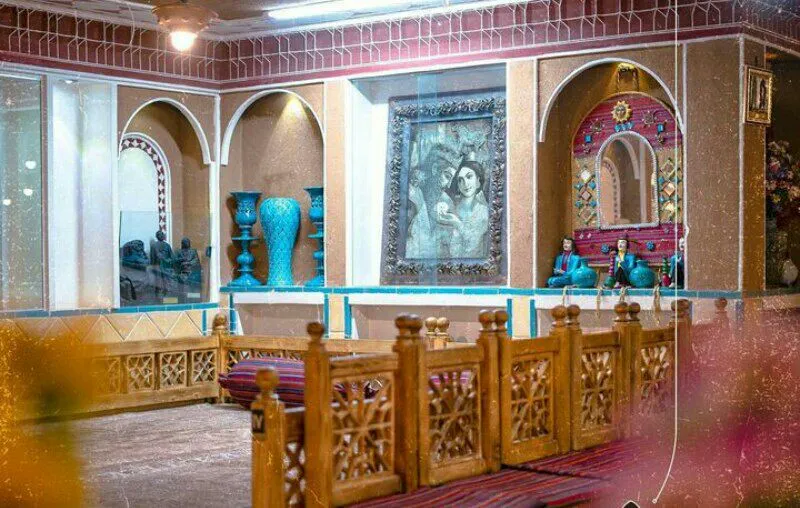 فضای داخلی هتل سینا با طاق‌های تزئینی و حوضچه