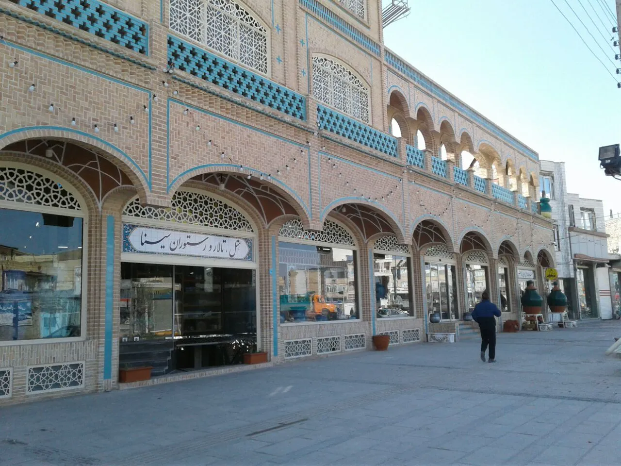 نمای بیرونی هتل سینا با طاق‌های آجری