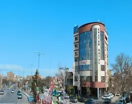 نمای بیرونی ساختمان هتل خاتم در خیابان
