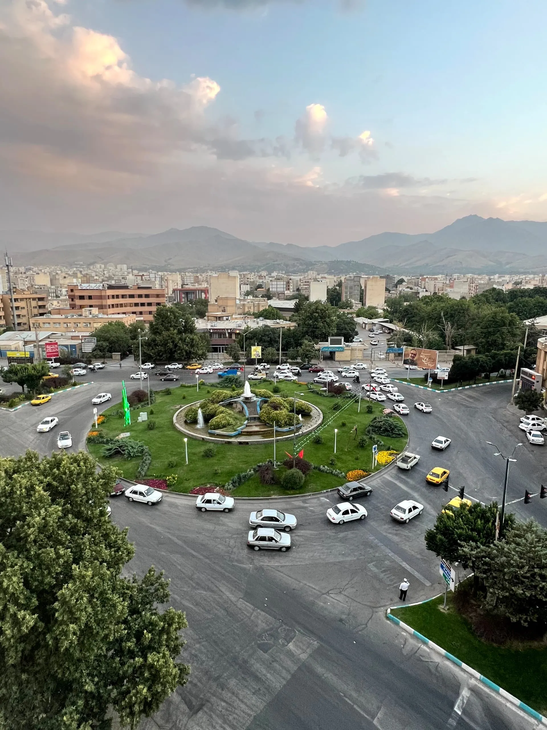 نمای شهری میدان و کوهستان از هتل خاتم