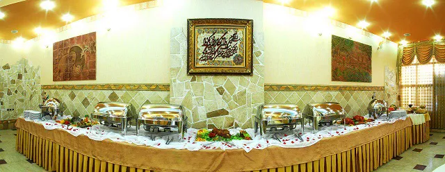 بوفه غذای گرم و چیدمان میز در هتل خاتم