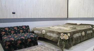 اتاق هتل آریا با تخت دونفره و مبل