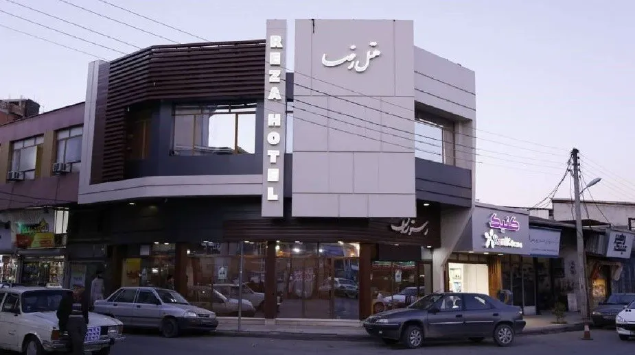 نمای بیرونی هتل رضا و ورودی شیشه‌ای آن