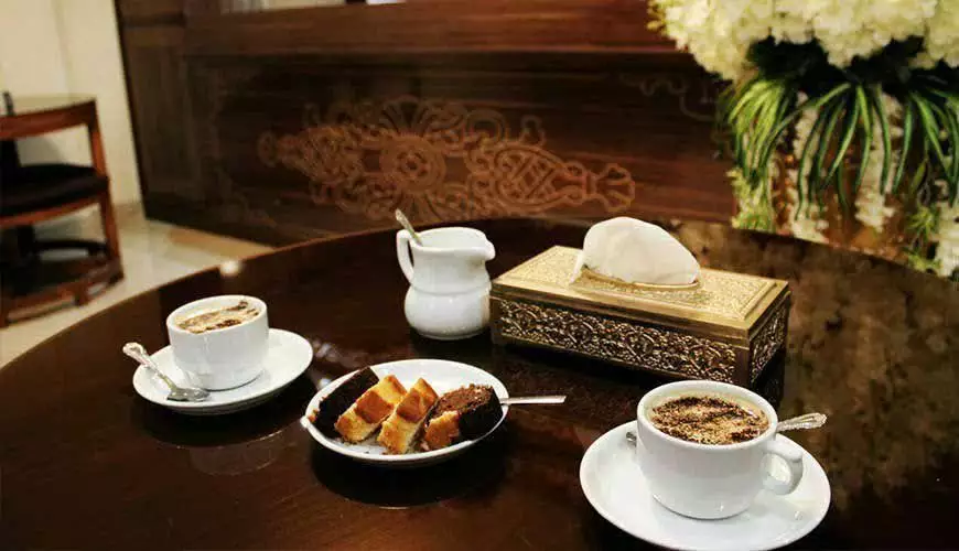 سینی پذیرایی با چای و شیرینی در هتل آبشار