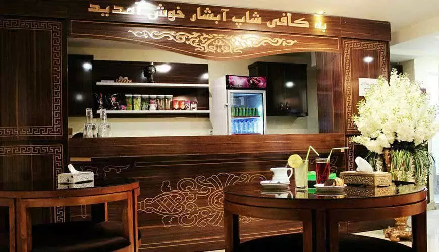 پیشخوان کافه آبشار با نوشیدنی و گل‌آرایی