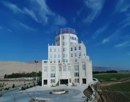 نمای بیرونی هتل شهرآفتاب در دشتی سرسبز