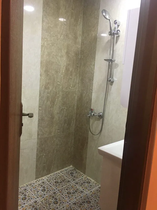 دوش و کف‌پوش سنگی سرویس بهداشتی هتل شهرآفتاب