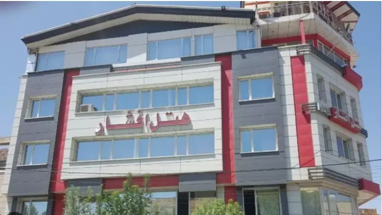 نمای بیرونی ساختمان هتل افشار با نمای شیشهای