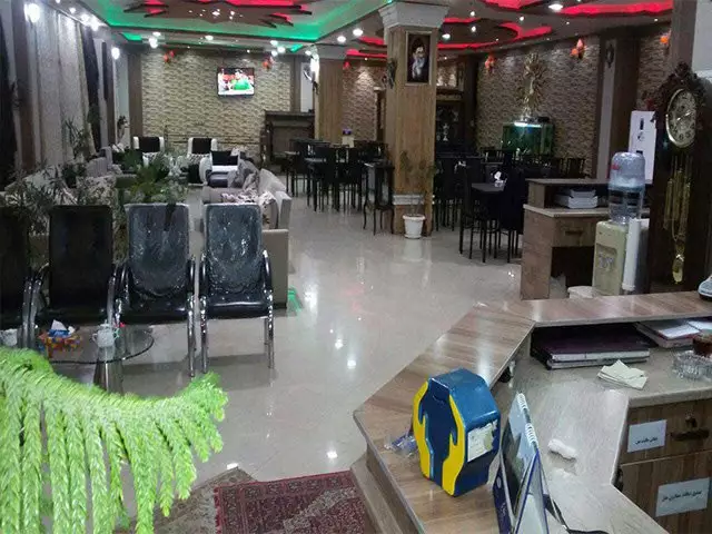 سالن نشیمن هتل افشار با میز و صندلیهای متعدد