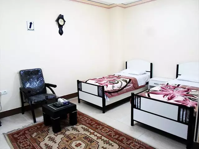 اتاق دوتخته هتل افشار با تختهای یکنفره