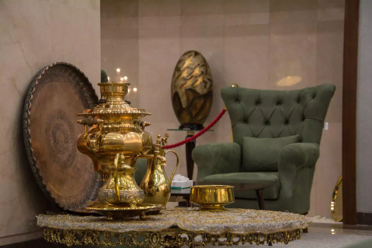 سماور برنجی و صندلی سبز در هتل امیران