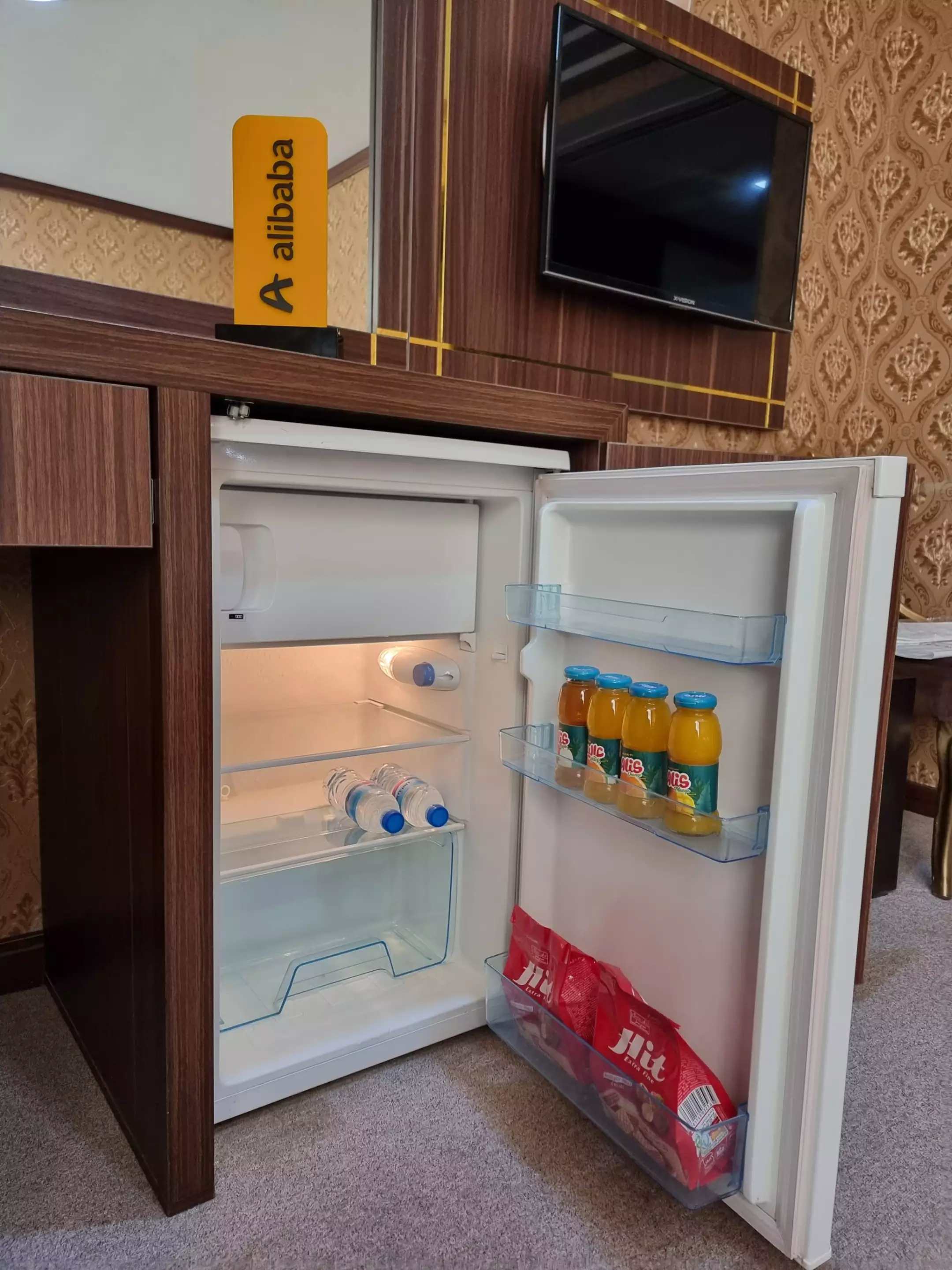 مینی‌بار یخچال اتاق هتل مهسان با نوشیدنی