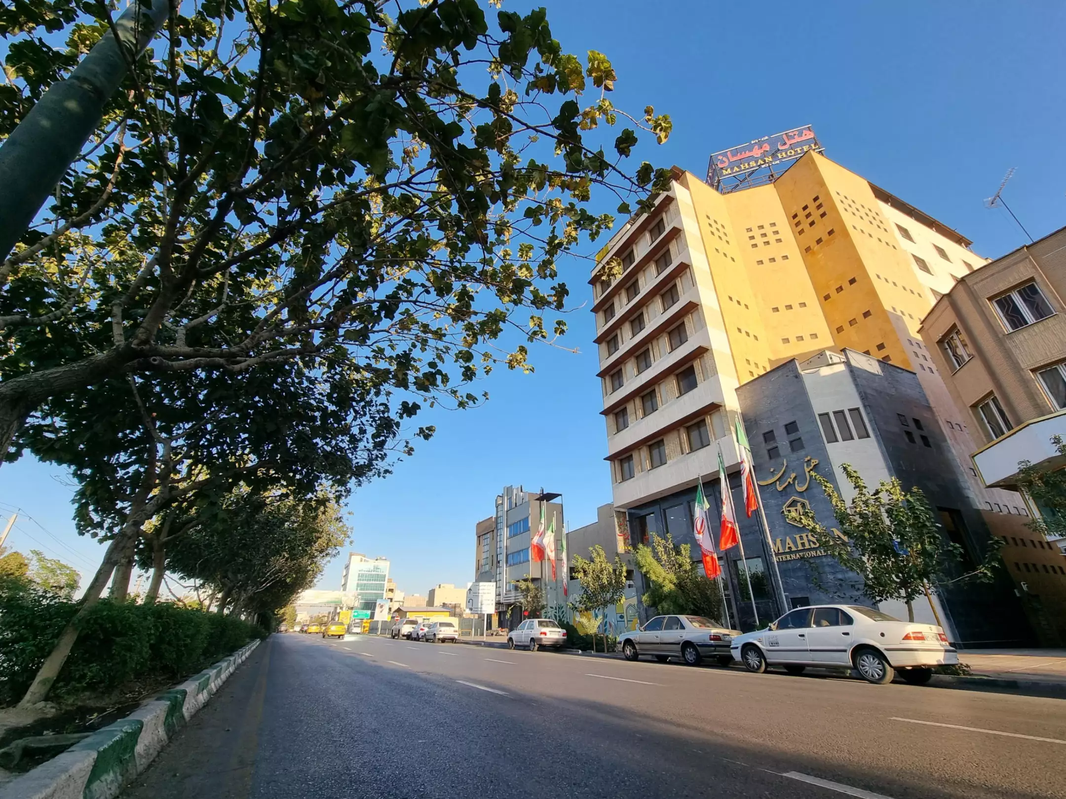 نمای بیرونی هتل مهسان در خیابان
