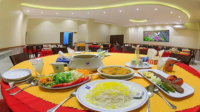 میز غذای ایرانی در رستوران هتل جهانگردی