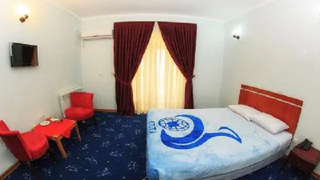 تخت دونفره و نشیمن اتاق هتل جهانگردی