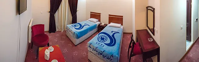 اتاق دوتخته جهانگردی با میز آرایش و صندلی