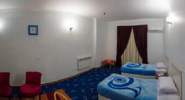 دو تخت یک‌نفره در اتاق هتل جهانگردی