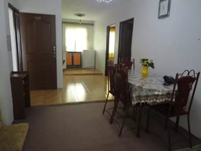 میز غذاخوری در راهروی هتل ابوالفضل