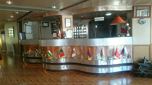 پذیرش هتل ابوالفضل با پیشخوان تزئینشده
