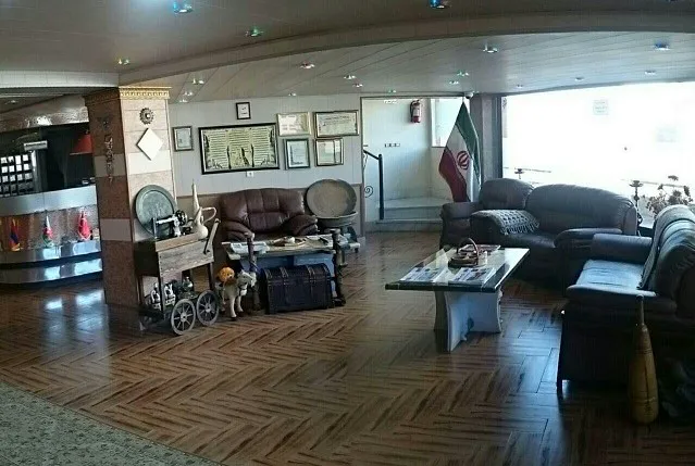 لابی هتل ابوالفضل با مبلمان چرمی و میز پذیرایی
