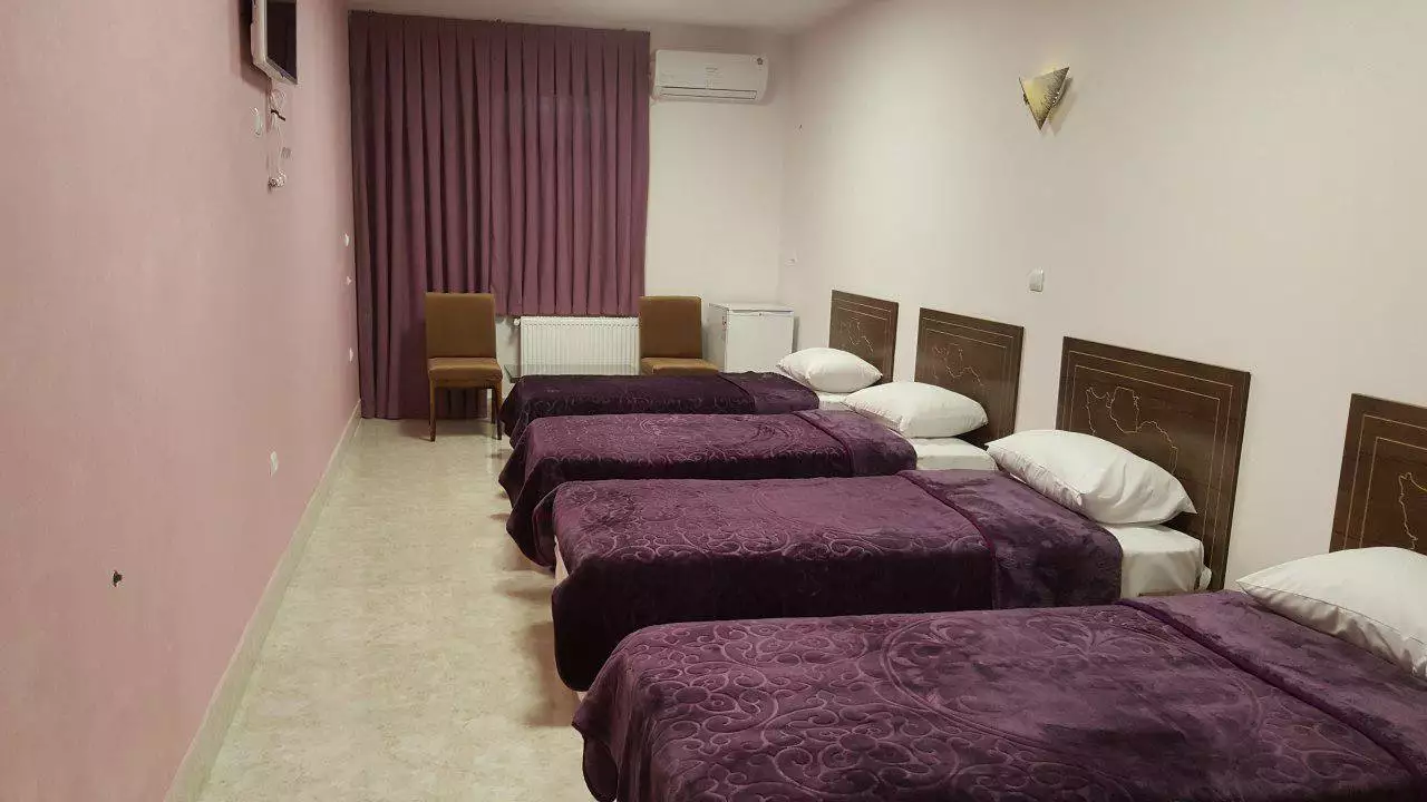 اتاق هتل ایران زمین با چهار تخت یک‌نفره